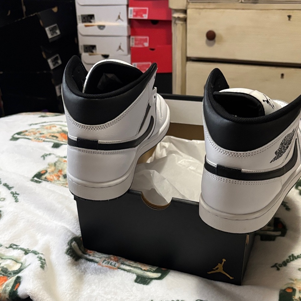 Jordan Men's White and Black High-Top Sneakers, keychains while supplies last - Picture 3 of 6